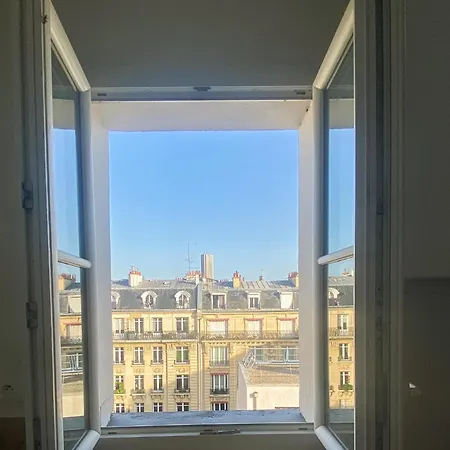 Cute Near Arc De Triumph With Eiffeltower View